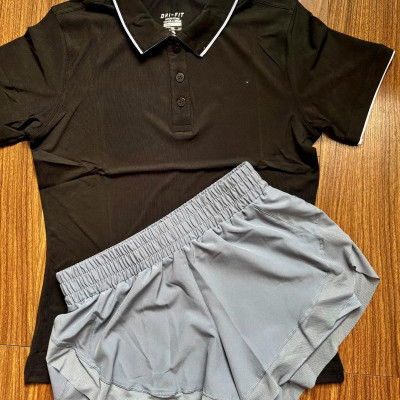 Set đồ nữ gồm áo thun cổ trụ và quần đùi 2 lớp phong cách thể thao sang trọng