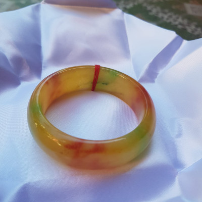 Vòng Tay Bản Hẹ Vàng Đỏ tươi bóng đẹp Size 59mm x cao 19mm x dầy 9mm  Chất liệu đá cẩm thạch  Hợp Nam Nữ mệnh Thổ mệnh Kim 60kg - 68kg đeo đẹp ạ