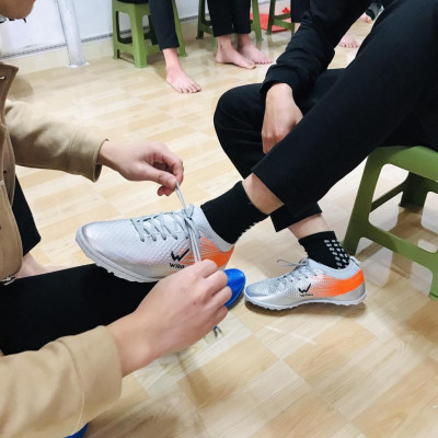 Giày bóng đá thể thao phủi  WWika Flash Xám