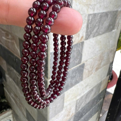 Vòng Tay Chuỗi Nữ Đá Garnet Đỏ Rượu quấn 3 vòng size hạt 4mm các Chị Em Phụ Nữ đeo lên tay xinh đẹp may mắn ạ