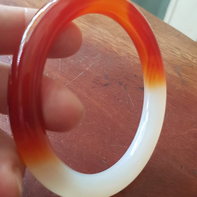 Vòng tay đá mã não rẻ đẹp Đỏ đậm đẹp 1 bên trắng 1 bên Vòng Ni 60mm x chột to 10mm Nữ 60kg - 75kg đeo rất xinh tay ạ