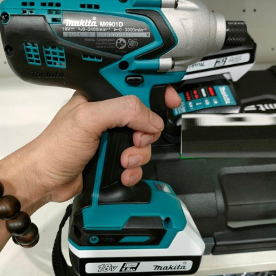 MÁY VẶN VÍT DÙNG PIN 18V MAKITA M6901DWEB (ĐẾ SẠC NHANH, 2 PIN 18VX1.5AH, VALI NHỰA.) - HÀNG CHÍNH HÃNG