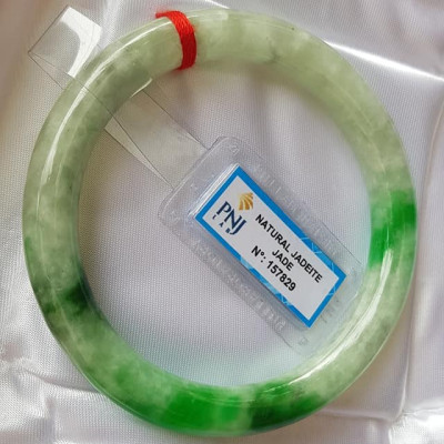 Vòng tay đá ngọc Cẩm Thạch Tự Nhiên Đậu Lý AI Sao 61mm x cọng 9mm Vòng kiểm định P No 157829 Natural Jadeite Xanh Đậu Lý bông bông sáng đều đẹp sang Màu Xanh Đậu Lý bông bông sáng đều đẹp sang ạ