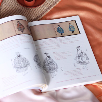 Nghệ Thuật Minh Họa Áo Mũ Thời Nguyễn Thế Kỷ XX - APL