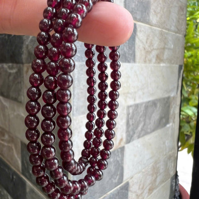 Vòng Tay Chuỗi Nữ Đá Garnet Đỏ Rượu quấn 3 vòng size hạt 4mm các Chị Em Phụ Nữ đeo lên tay xinh đẹp may mắn ạ