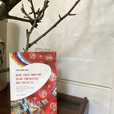 Nghệ Thuật Minh Họa Áo Mũ Thời Nguyễn Đầu Thế Kỷ XX