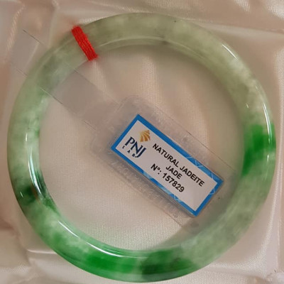 Vòng tay đá ngọc Cẩm Thạch Tự Nhiên Đậu Lý AI Sao 61mm x cọng 9mm Vòng kiểm định P No 157829 Natural Jadeite Xanh Đậu Lý bông bông sáng đều đẹp sang Màu Xanh Đậu Lý bông bông sáng đều đẹp sang ạ