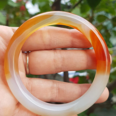 Vòng tay Nữ đá mã não đỏ cam trắng Ni 56mm x chột to 9mm Màu trắng đỏ cam nhẹ 1 bên vân nhẹ nhàng đẹp ạ Nữ 55kg - 63kg đeo xinh tay đẹp ạ