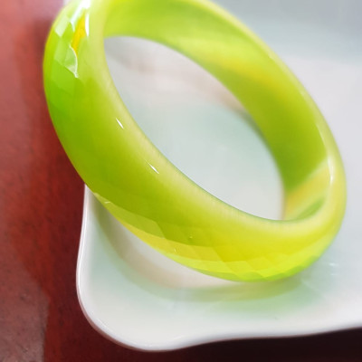 Vòng tay bản hẹ đá mắt mèo giác xanh đợt chuối tươi sáng mới đẹp lạ vòng Ni 55mm x Cao 15mm x dầy 7mm nữ mệnh mộc mệnh hoả 52kg - 56kg  đeo rẻ đẹp