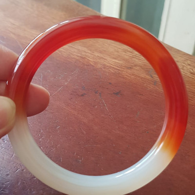 Vòng tay đá mã não rẻ đẹp Đỏ đậm đẹp 1 bên trắng 1 bên Vòng Ni 60mm x chột to 10mm Nữ 60kg - 75kg đeo rất xinh tay ạ