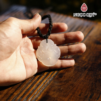 Mặt dây chuyền tỳ hưu cưỡi đá mã não trắng 3.7x3.2cm mệnh thủy, kim - Ngọc Quý Gemstones