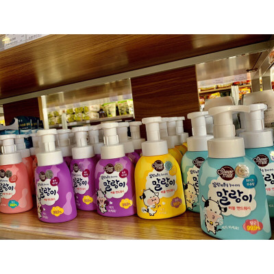 Bọt rửa tay kháng khuẩn, khử mùi Showermate Bubble Hand Wash 300ml - Hương việt quất tặng móc khóa