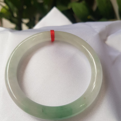 Vòng cẩm thạch Ngọc Đẹp Lý A SỊN 50mm x 7mm Chất liệu đá tự nhiên màu xanh ngọc bóng điểm xanh lý vân đậm tự nhiên bóng đẹp Nữ 50kg - 56kg ạ
