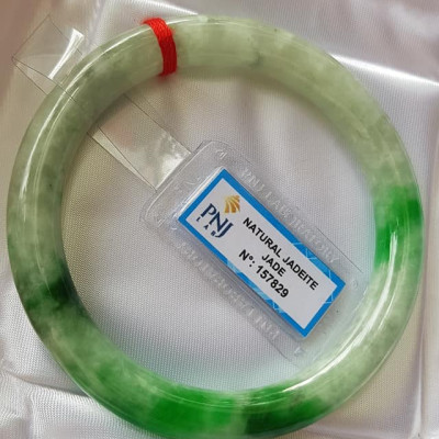 Vòng tay đá ngọc Cẩm Thạch Tự Nhiên Đậu Lý AI Sao 61mm x cọng 9mm Vòng kiểm định P No 157829 Natural Jadeite Xanh Đậu Lý bông bông sáng đều đẹp sang Màu Xanh Đậu Lý bông bông sáng đều đẹp sang ạ
