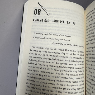 BÍ ẨN SAU CÁNH CỬA NHÀ XÁC - Carla Valentine – Racoon & Ramen dịch – NXB Thanh niên – AZ Books