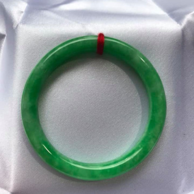 Vòng Tay Đá Cẩm Thạch Đậu Đẹp size 48mm x dầy 7mm Màu Xanh Lá Đậu Bóng Rất Là Đẹp Nữ tay nhỏ Nữ mệnh mộc hỏa thủy 35kg - 49kg đeo ạ