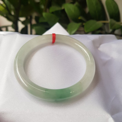 Vòng cẩm thạch Ngọc Đẹp Lý A SỊN 50mm x 7mm Chất liệu đá tự nhiên màu xanh ngọc bóng điểm xanh lý vân đậm tự nhiên bóng đẹp Nữ 50kg - 56kg ạ