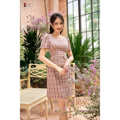 Đầm ôm kẻ caro Tri