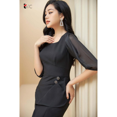 Đầm ôm bèo lệch đính cúc ngọc cổ vuông Tri