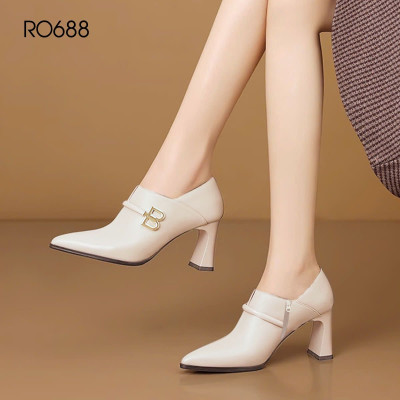 Giày bốt nữ cổ ngắn cao gót 7 phân RO688 ROSATA tại BCASHOP nổi bật với khóa chữ B độc đáo và sang trọng