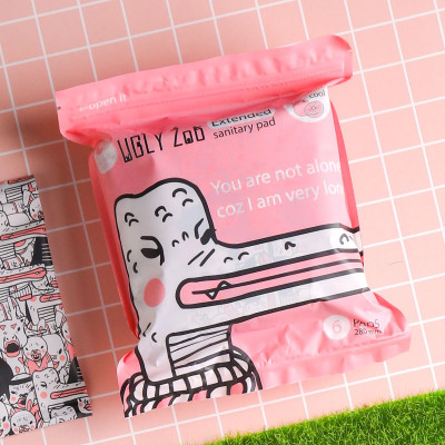 Băng vệ sinh Belle Flora Ugly Zoo ban đêm