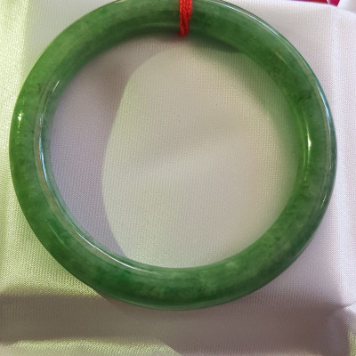 Vòng Cẩm Thạch tự nhiên mới vip Đậu Lý Sao Sao 56mm x cọng 8,5mm cao cấp sịn đẹp màu xanh đậu lý bông đậm đều bóng mượt đẹp Nữ 54kg - 64kg đeo rất đẹp sang tay món quà tặng Mẹ , người thân ý nghĩa ạ