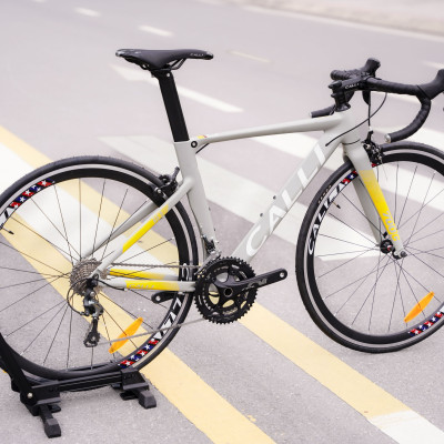 Xe đạp thể thao tay cong CALLI R6.5 Khung hợp kim nhôm, 20 tốc độ