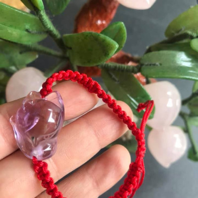 VÒNG TAY HANDMADE HỒ LY MAY MẮN TÀI LỘC VỀ TÌNH DUYÊN CÔNG DANH ĐÁ THẠCH ANH TÍM TỰ NHIÊN DÂY ĐỎ HỢP NỮ MỆNH HỎA MỆNH THỔ Ạ