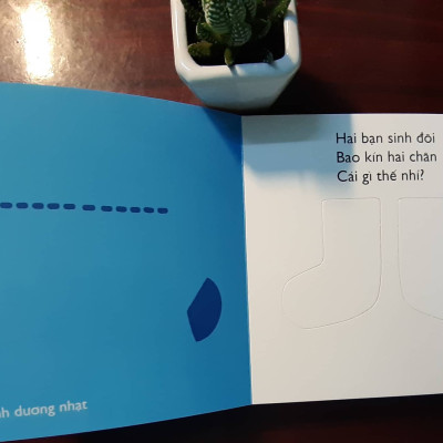 Combo 4 cuốn Ehon Nhật Bản Cùng chơi trốn tìm 4 Trang phục, Cùng chơi trốn tìm 5 Trái cây, Cùng chơi trốn tìm 6 Động vật, Cùng chơi trốn tìm 7 Rau củ