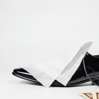 Túi 50 gói khăn ướt lau giày da túi da ví da siêu tốc Leather EcoWipes tinh chất sáp ong dưỡng bóng